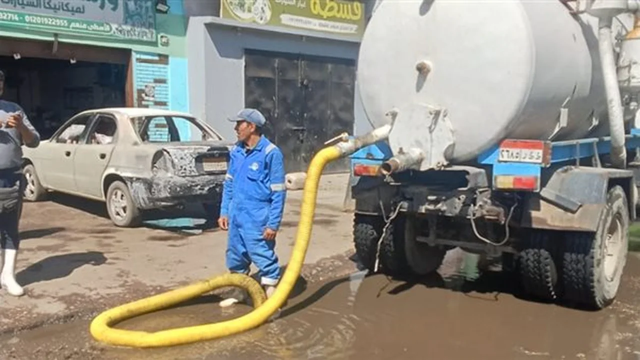 استنفار مكثف لفرق الطوارئ والمعدات لرفع آثار مياه الأمطار في شوارع بورسعيد